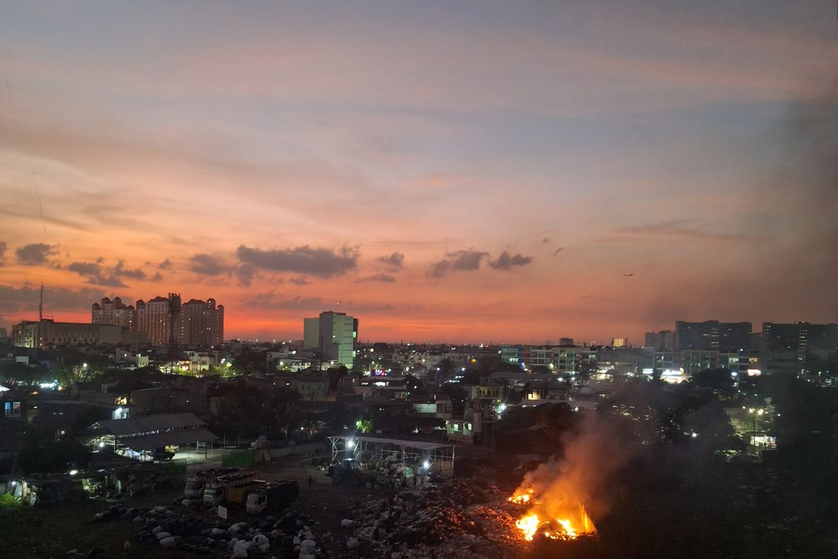 Cerita penghuni apartemen di Cengkareng, Jakarta Barat alami ISPA akibat paparan asap pembakaran sampah ilegal