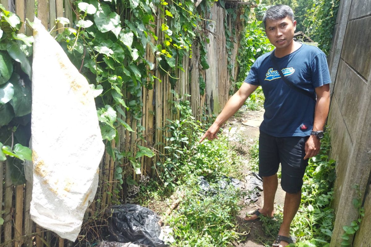 Ketua RT Hendi Sobandar menunjuk lokasi penemuan bayi perempuan di Bandung Barat. KOMPAS.com/BAGUS PUJI PANUNTUN