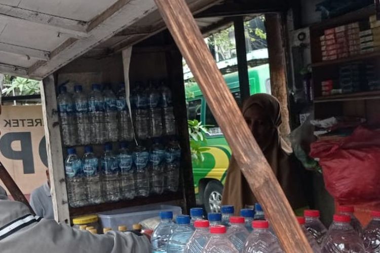 Warung sekaligus kios rokok Barokah yang terletak di Jalan Karel Sadsuitubun, Kecamatan Sukun. Sang pemilik yang sudah lansia menjadi korban peredaran uang palsu.