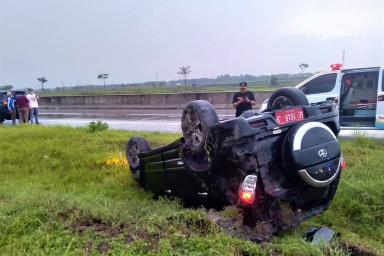 Kondisi hujan gerimis sebuah kendaraan Daihatsu Terios Nopol AE-1049-JP tergelincir dan terguling di jalur tol Ngawi –Solo Selasa sore sekitar pukul 16:45 WIB. Kejadian laka tunggal terjadi di KM 573 B tol Ngawi – Solo