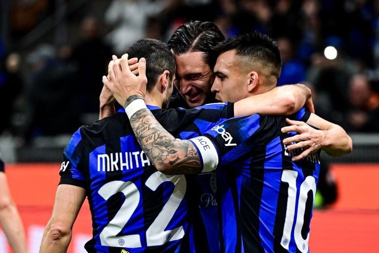 Hasil Inter vs Atalanta pada lanjutan Liga Italia, Kamis (29/2/2024) dini hari WIB), menghadirkan kemenangan bagi pasukan Simone Inzaghi sang pemuncak klasemen. Matteo Darmian, Lautaro Martinez, dan Henrikh Mkhitaryan merayakan gol kedua tim mereka.