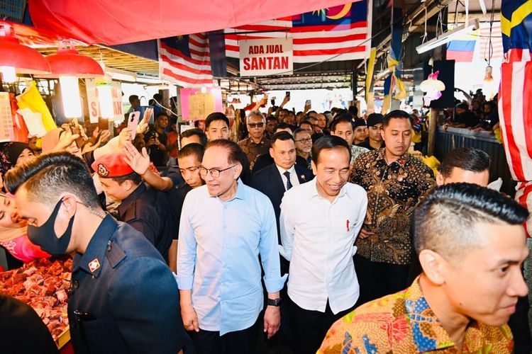 Presiden Joko Widodo bersama Perdana Menteri Malaysia Anwar Ibrahim melakukan blusukan atau berkunjung ke Pasar Chow Kit, Kuala Lumpur, Malaysia, Kamis (8/6/2023).