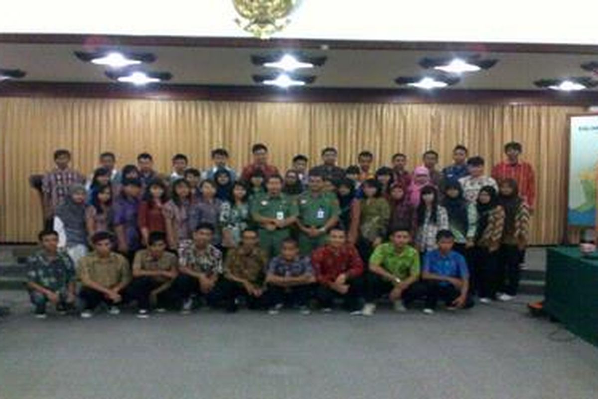 Asisten II Bidang Perekonomian dan Pembangunan Pemerintah Provinsi (Pemprov) Kalimantan Tengah, Daya Bhakti, dan Kepala Dinas Pendidikan Kalteng dan Kepala Dinas Pendidikan Kalteng, Guntur Taladjan, berpose bersama para pelajar berprestasi di Palangkaraya, Kalteng, Senin (27/8/2012). Para pelajar itu terpilih mendapatkan beasiswa untuk mengikuti pendidikan guru di Surya Institute Jakarta selama lima tahun.