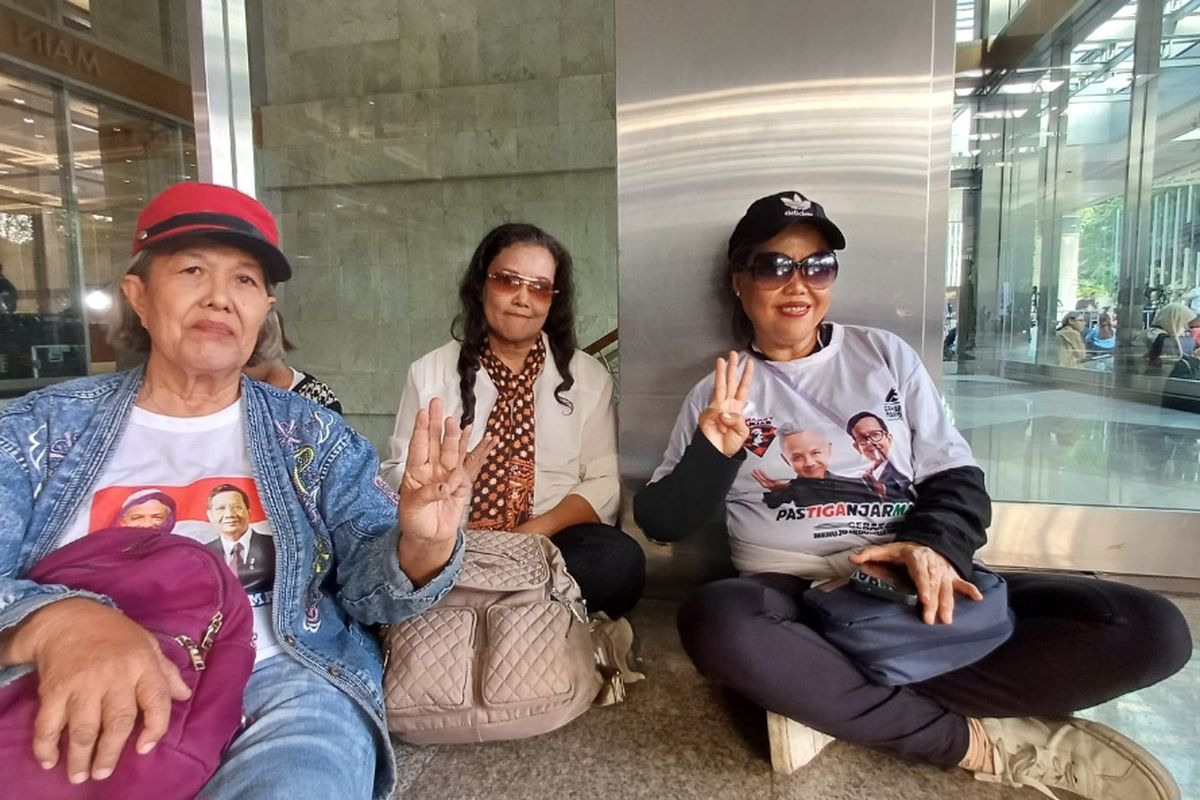 Tiga relawan Sahabat Ganjar saat hadir di Jakarta Convention Center (JCC) Senayan, Gelora, Tanah Abang, Jakarta Pusat, Jumat (22/12/2023).
