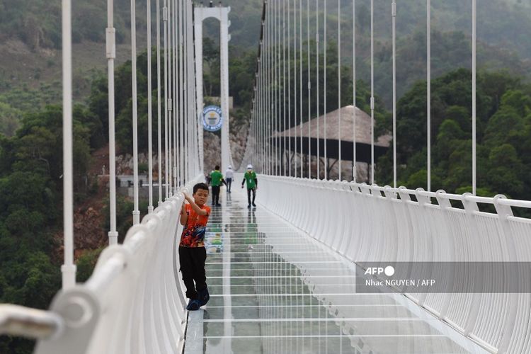 Jembatan Bach Long di Vietnam, calon jembatan kaca terpanjang di dunia.