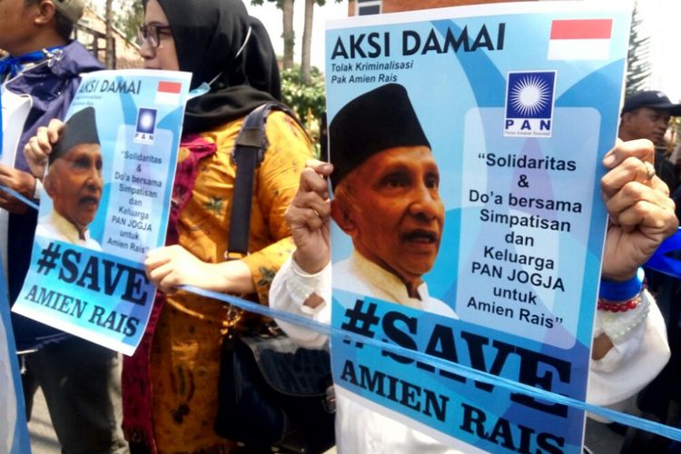 Simpatisan dan Keluarga besar Partai Amanat Nasional (PAN) Yogyakarta mengelar aksi solidaritas dan doa bersama untuk Amien Rais di depan Mapolda DIY