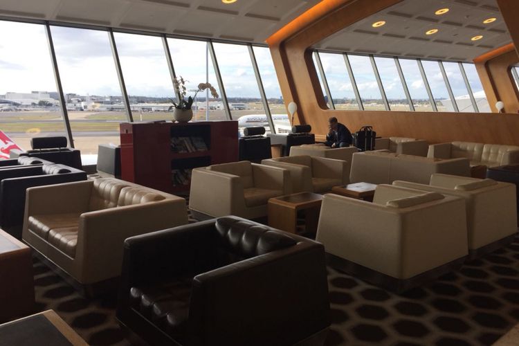 Qantas First Lounge melayani 600 hingga 850 orang dalam sehari, bahkan pada hari-hari yang sangat ramai jumlah ini naik hingga 1.000 orang.