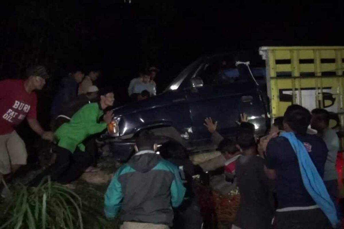 Salah satu mobil yang ditumpangi aggota grup drumband saat dievakuasi oleh warga setempat.