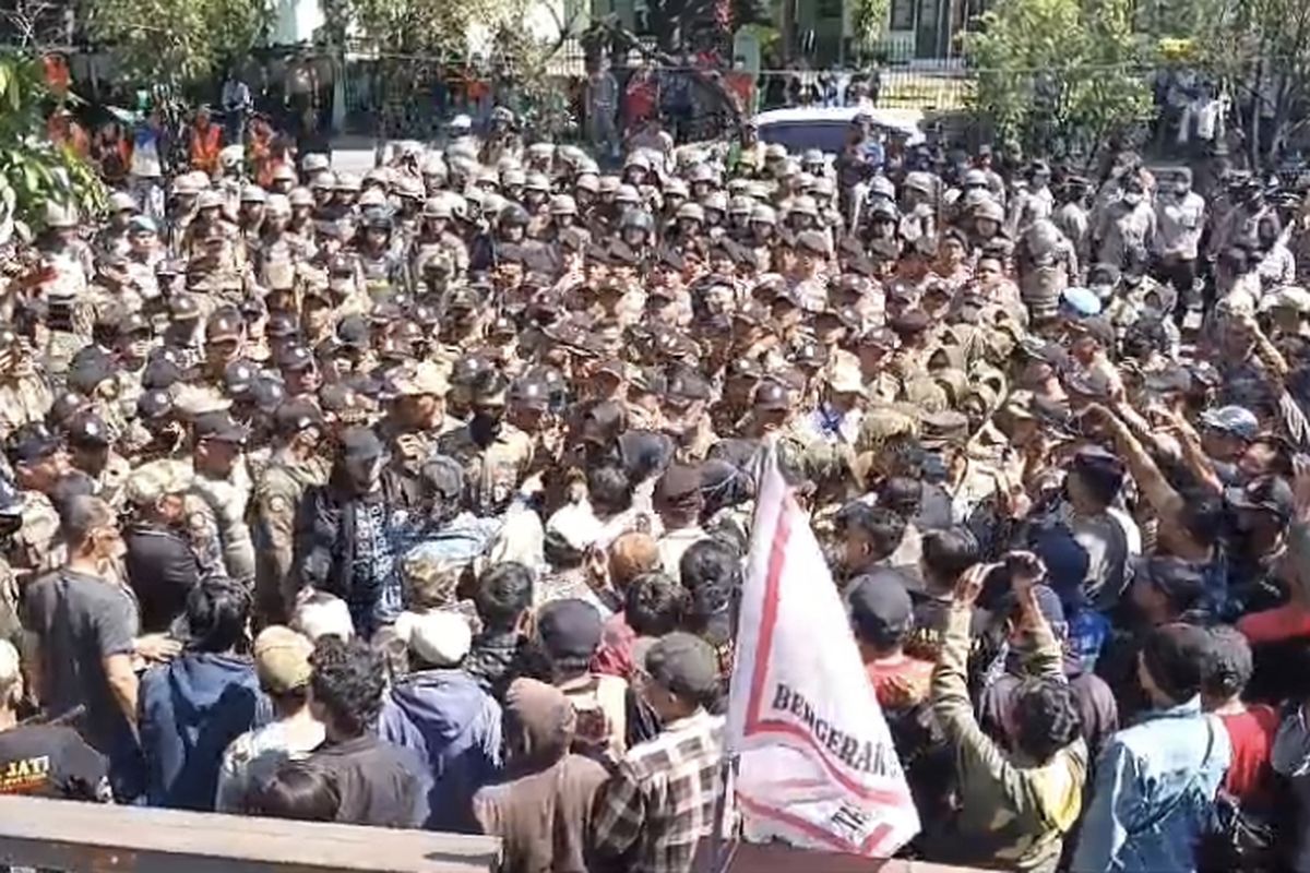 Proses pengosongan unit Rusunawa Gunungsari, Surabaya, Kamis (16/5/2024).