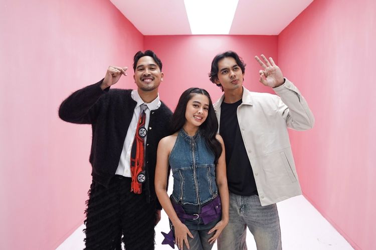 Adrian Khalif Rilis Video Klip “2001x”, Libatkan Aqeela Calista dan Fattah Syach