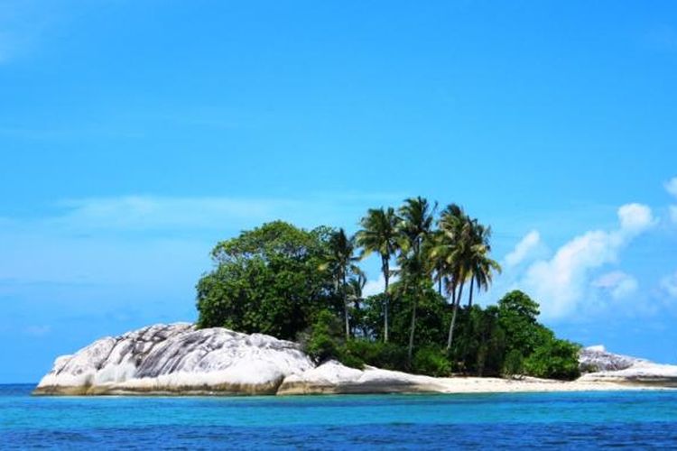 Pulau Kelayang berdampingan dengan Pulau Garuda. Di dalam Pulau Kelayang terdapat hutan kecil yang diairi sungai hingga ke dalam goa.
