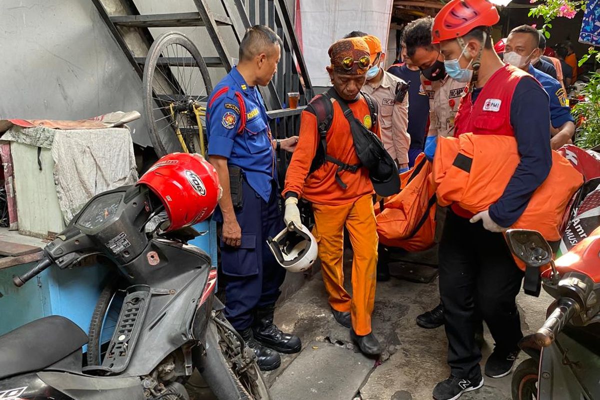 Jenazah pria yang tenggelam di lubang galian kabel di Pademangan Timur, Jakarta Utara berhasil dievakuasi pada Rabu (14/12/2022) sore. Petugas gabungan membawa jenazah itu menuju mobil jenazah untuk diautopsi di rumah sakit.  