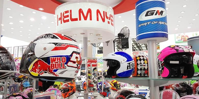 Pilihan helm di booth helm NHK GM VOG MAZ MIX di Jakarta Fair Kemayoran