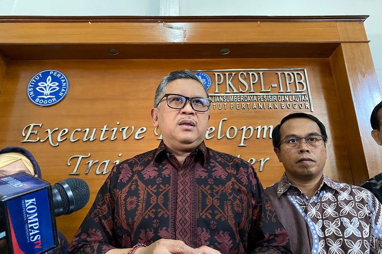 Sekretaris Jenderal PDIP Hasto Kristiyanto bicara soal kedaulatan pangan di Gedung Pusat Kajian Sumberdaya Pesisir dan Lautan (PKSPL) IPB University, Baranangsiang, Bogor, Kamis (21/9/2023). 