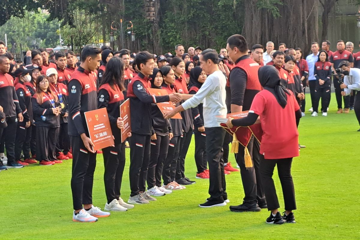 Presiden Joko Widodo menyerahkan bonus kepada atlet, pelatih, dan ofisial yang meraih medali pada SEA Games 2023 Kamboja di halaman Istana Merdeka, Jakarta, Senin (5/6/2023) sore.