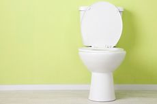 Jangan Jongkok di Toilet Duduk, Ini Alasannya dari Sisi Kesehatan