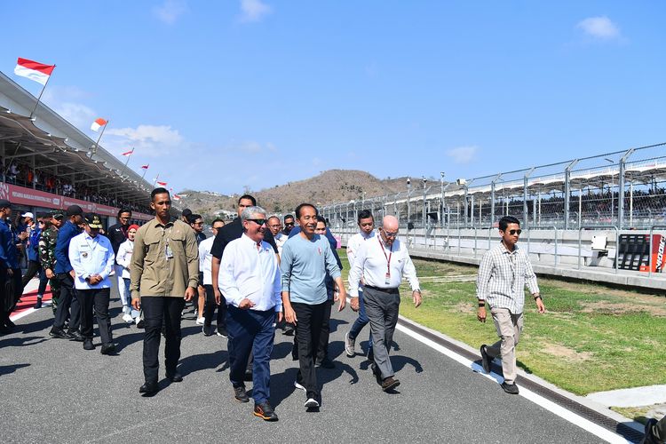 Presiden RI Joko Widodo memberikan keterangan pers di Sirkuit Internasional Pertamina Mandalika, Kabupaten Lombok Tengah, Minggu, (29/9/2024).