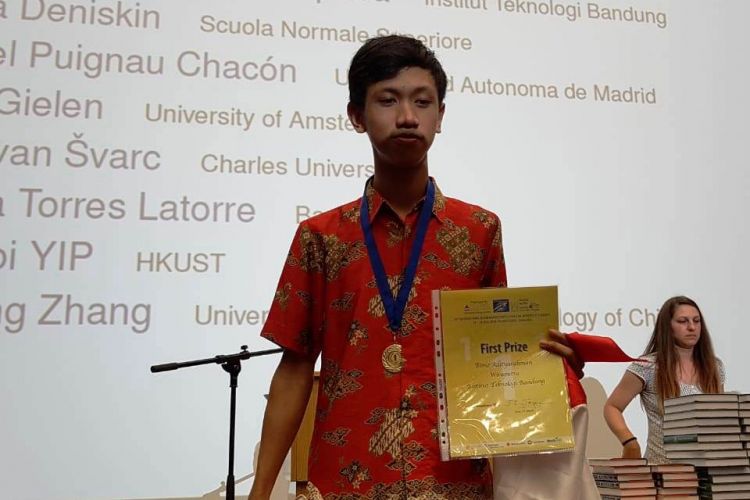 Bimo Adityarahman Wiraputra, mahasiswa Prodi Teknik Informatika, STEI-ITB raih medali emas dalam ajang International Mathematic Competition (IMC) 2018 di Bulgaria.