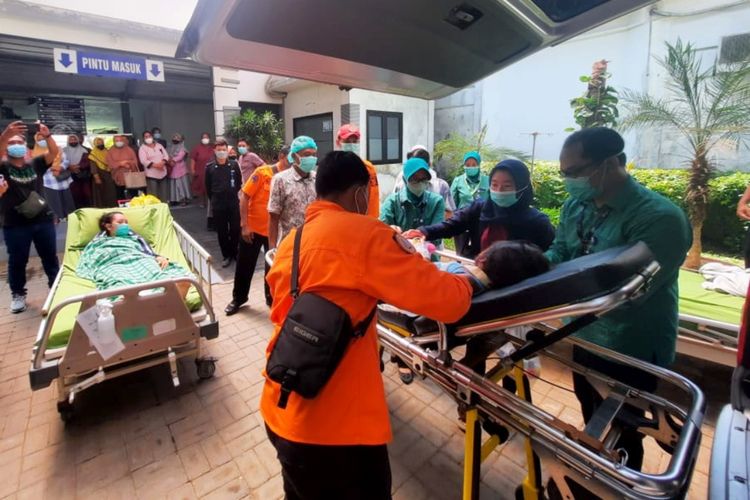 Dua pasien korban kecelakaan Bus Ardiansyah di jalan Tol Surabaya - Mojokerto, dipindahkan dari RS Gatoel Kota Mojokerto, ke rumah sakit di Surabaya, Rabu (18/5/2022).