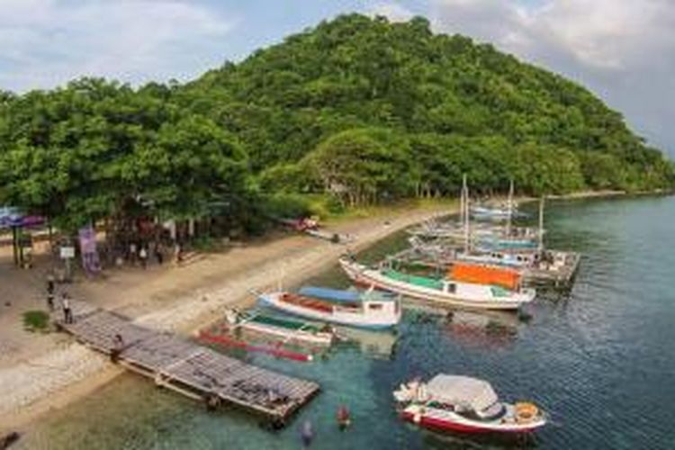 Pulau Satonda di Kabupaten Dompu, Provinsi Nusa Tenggara Barat.