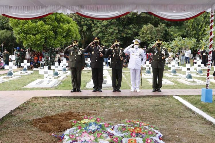 Proses pemakaman Wakil KSAD Letjen Herman Asaribab di TMP Kesuma Trikora Waena, Kota Jayapura, Papua, Rabu (16/12/2020)