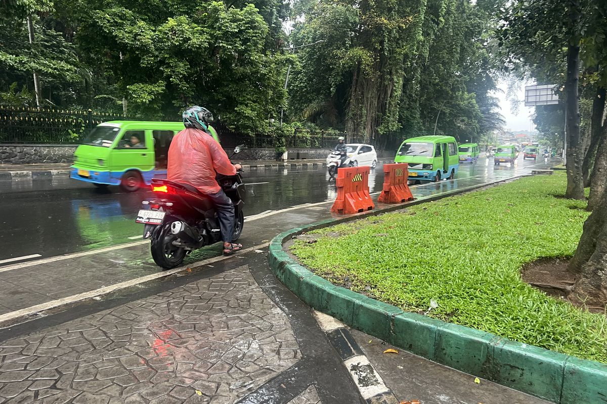 Sepeda motor melintas dan melawan arus di trotoar dan jalur sepeda Jalan Djuanda, Kota Bogor, Rabu (31/1/2024).
