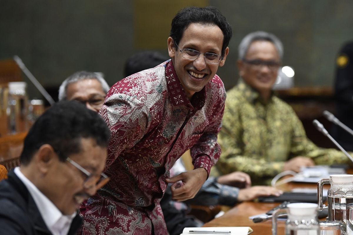 Menteri Pendidikan dan Kebudayaan Nadiem Makarim (tengah) bersama Sekjen Kemendikbud Didik Suhardi (kiri) bersiap mengikuti rapat kerja dengan Komisi X DPR di Kompleks Parlemen Senayan, Jakarta, Kamis (12/12/2019). Rapat kerja tersebut membahas sistem zonasi dan Ujian Nasional (UN) tahun 2020, serta persiapan pelaksanaan anggaran Kementerian Pendidikan dan Kebudayaan tahun 2020. ANTARA FOTO/Puspa Perwitasari/aww.