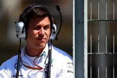 Bos Mercedes Sebut Hamilton Bisa Bergabung dengan Ferrari