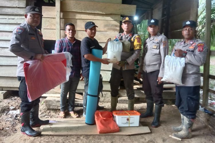 Polisi menyerahkan bantuan untuk korban rumahnya dirusak gajah di Desa Jambo Reuhat, Kecamatan Banda Alam, Kabupaten Aceh Timur, Provinsi Aceh, Rabu (21/9/2022).