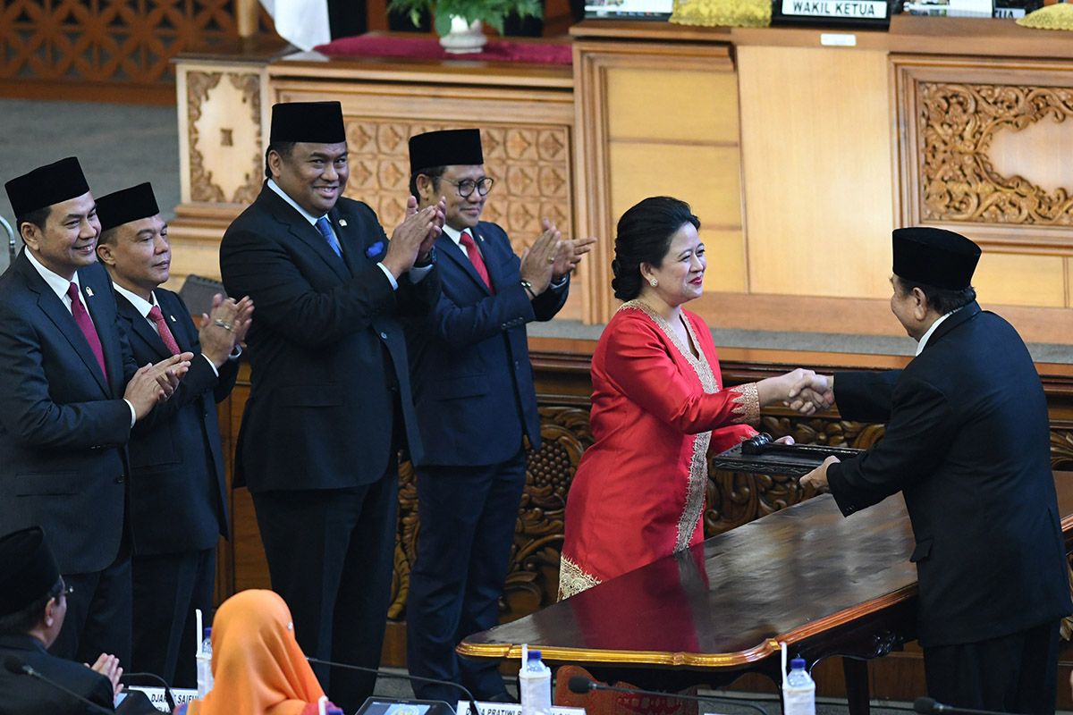 Pimpinan Dewan Perwakilan Rakyat (DPR) sementara, Abdul Wahab Dalimunthe (kanan) memberikan palu sidang kepada Ketua DPR periode 2019-2024 Puan Maharani (kedua kanan) disaksikan Wakil Ketua M Aziz Syamsuddin (kiri), Sufmi Dasco Ahmad (kedua kiri), Rachmad Gobel (ketiga kiri) dan Muhaimin Iskandar (keempat kiri) usai pelantikan dalam Rapat Paripurna ke-2 Masa Persidangan I Tahun 2019-2020 di Kompleks Parlemen, Senayan, Jakarta, Selasa (1/10/2019).
