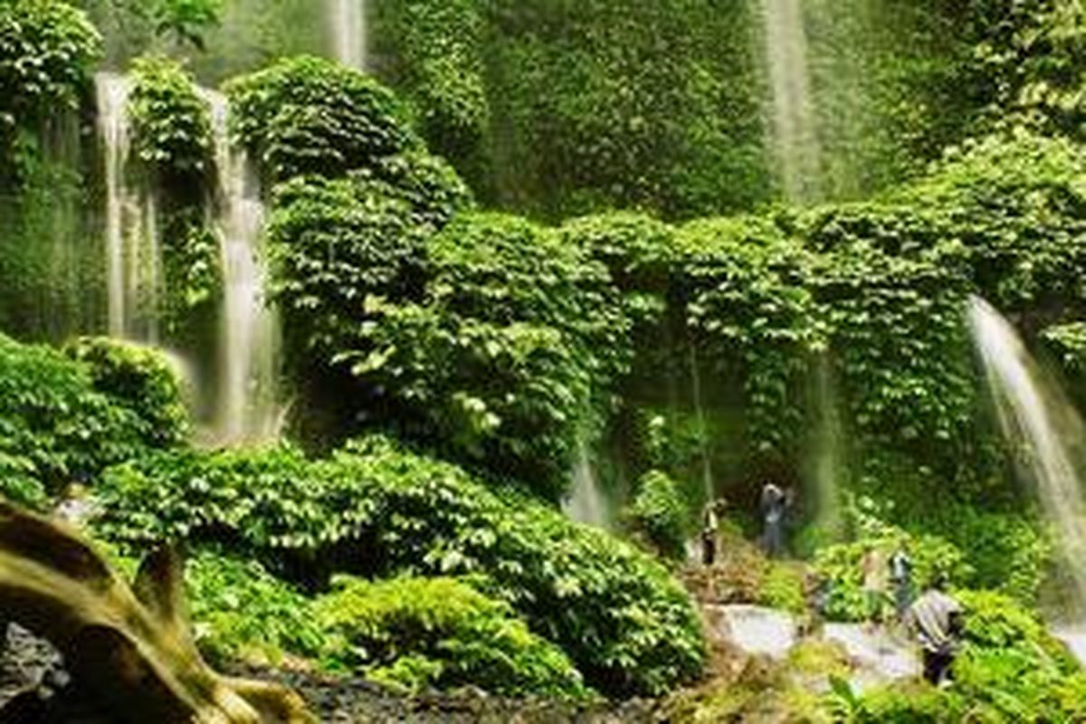 Wisatawan sedang menikmati Air Terjun Benang Kelambu di Lombok Tengah, Nusa Tenggara Barat.