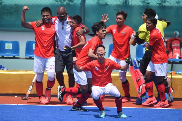 Ekspresi pemain timnas Hoki Indonesia usai memastikan diri lolos ke semifinal Kejuaraan Hoki Outdoor Putra di Bangkok, Thailand, Kamis (12/5/2022), sekaligus meraih tiket ke Asian Games 2022 Hangzhou, CHina.
