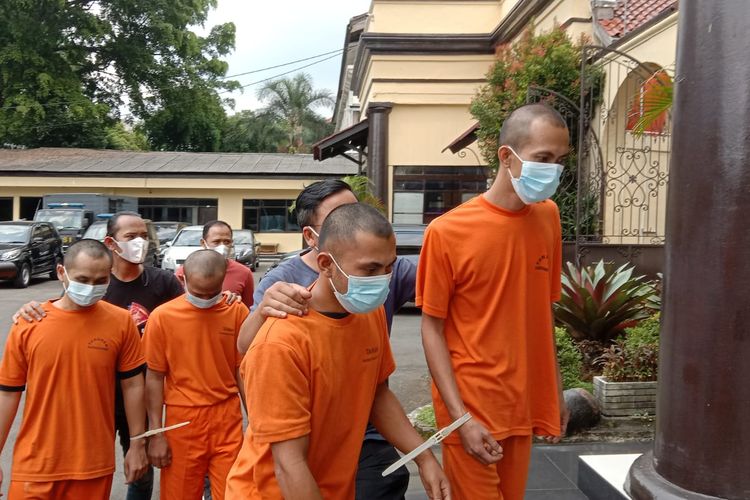 Polrestabes Bandung menangkap empat pelaku lain terkait kasus remaja 14 tahun yang diperkosa dan dijual di Bandung.