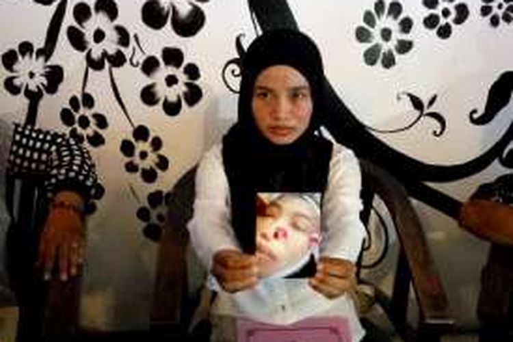 Purwanti Sari (36) saat menunjukan foto kondisi jenazah Almarhum Wakiyah dengan cuping hidung tidak utuh