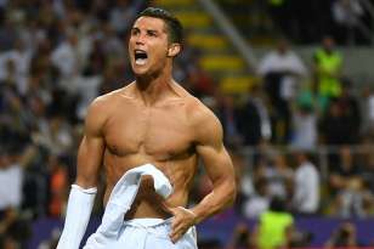 Pemain Real Madrid, Cristiano Ronaldo, melakukan selebrasi usai membawa timnya juara Liga Champions 2015-2016, di Stadion San Siro, Milan, pada Sabtu (28/5/2016) waktu setempat.