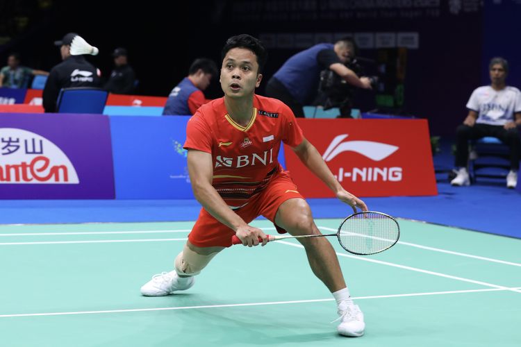 Tunggal putra Indonesia, Anthony Sinisuka Ginting, saat bertanding melawan Lin Chun-Yi (Taiwan) dalam 16 besar China Masters 2023 di Shenzhen Bay Gymnasium pada Kamis (23/11/2023). Artikel ini berisi jadwal BWF World Tour Finals 2023.