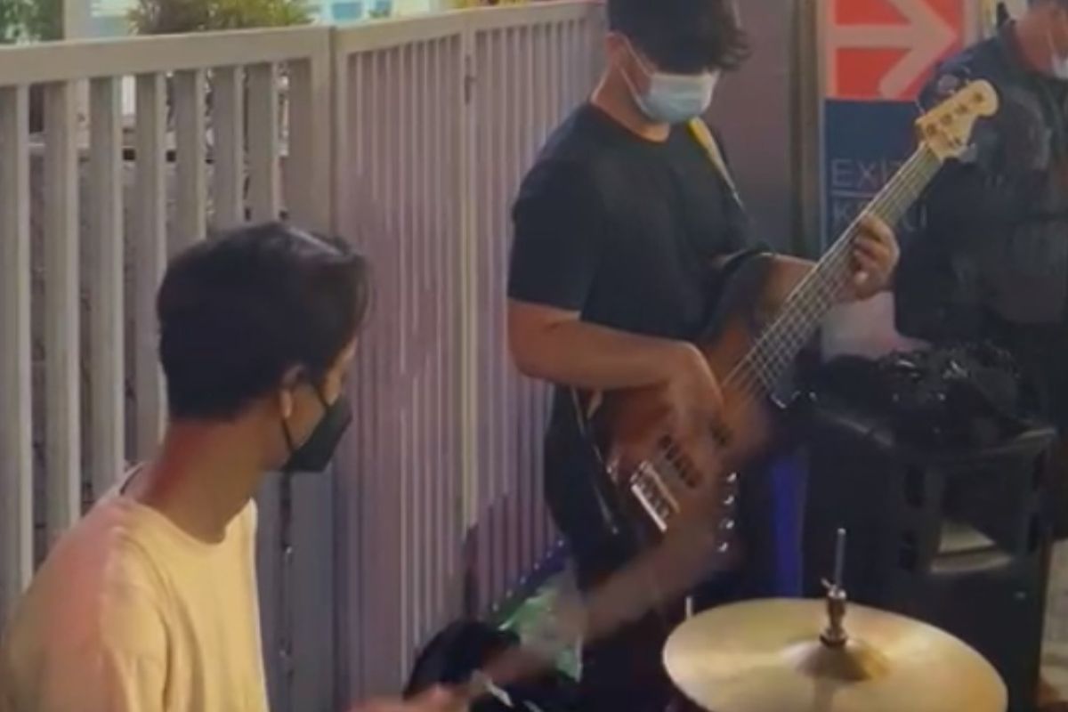 Beberapa musisi di Kayutangan Heritage, Kota Malang sedang melakukan pertunjukkan musik beberapa waktu lalu. 