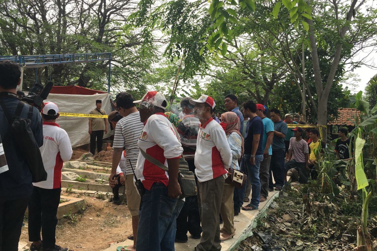 Situasi di Pemakaman MA saat dilakukan otopsi di TPU Kedondong, Kampung Harapan Baru, Desa Cikarang Kota, Kecamatan Cikarang Utara, Kabupaten Bekasi, Rabu (9/8/2017). 