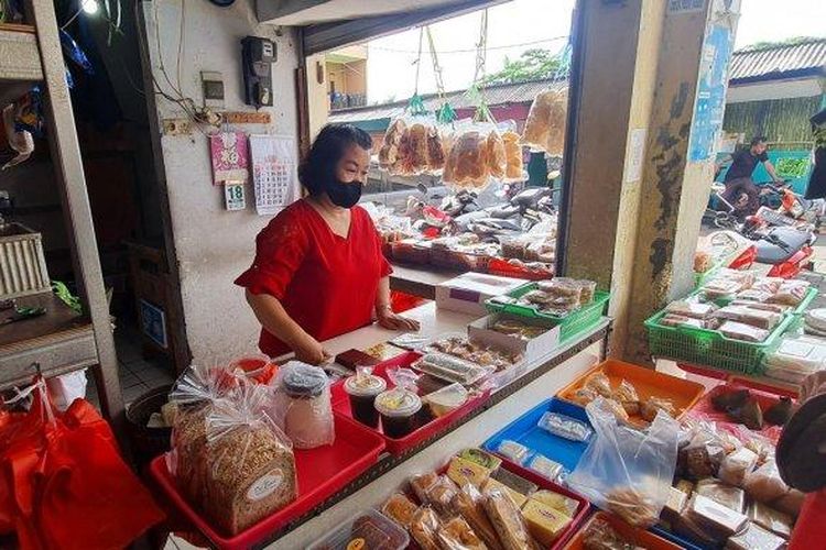 Penjual kue, Fang (baju merah) saat ditemui di los A7 di Pasar Perumaham Citra, Kalideres, Jakarta Barat. Fang mengenal sosok Renny Margaretha, salah satu korban satu keluarga tewas di Kalideres, Jakarta Barat pada Jumat (18/11/2022).