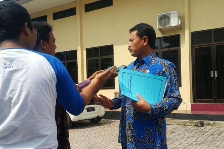 Foto : Sekretaris Daerah Kota Madiun, Maidi memberikan keterangan kepada wartawan usai diperiksa penyidik KPK di gedung Baramakota Kota Madiun, Jumat ( 16 / 12 / 2016) .