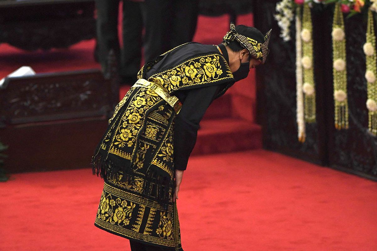 Presiden Joko Widodo bersiap menyampaikan pidato dalam rangka penyampaian laporan kinerja lembaga-lembaga negara dan pidato dalam rangka HUT ke-75 Kemerdekaan RI pada sidang tahunan MPR dan Sidang Bersama DPR-DPD di Komplek Parlemen, Senayan, Jakarta, Jumat (14/8/2020). Kepala Negara memilih menggunakan pakaian adat Sabu, Nusa Tenggara Timur, pada sidang tahunan yang digelar di tengah pandemi Covid-19 kali ini.