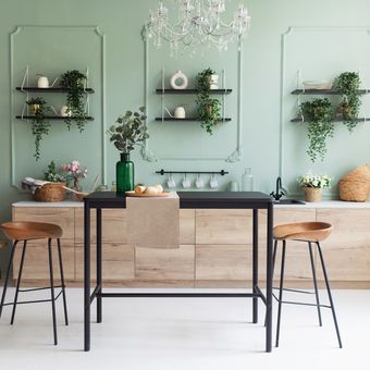 Ilustrasi dapur dengan dinding hijau.