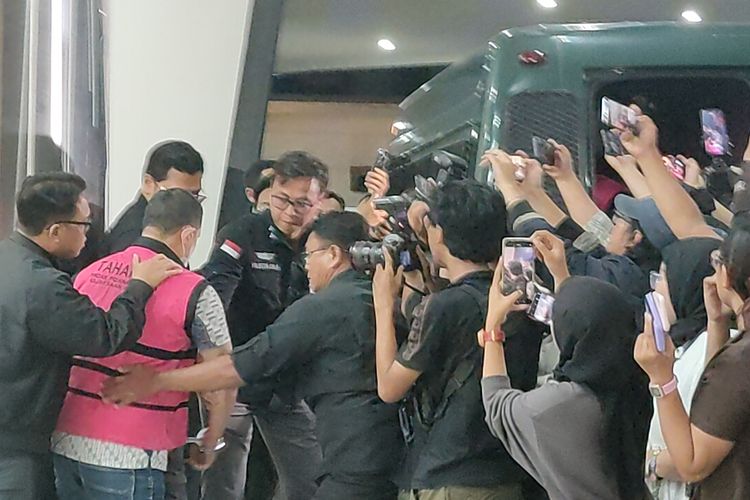 Sejumlah tersangka kasus ekspor crude palm oil (CPO) yang disamarkan sebagai palm oil mill effluent (POME) sepanjang 2022-2024 digelandang ke mobil tahanan Kejaksaan, Selasa (10/2/2026) malam.