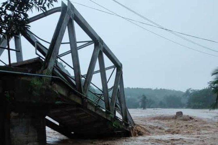 Banjir di Kabupaten Lebak, Provinsi Banten menyebabkan ratusan rumah terendam dan lima jembatan putus, Kamis (13/10/2022).
