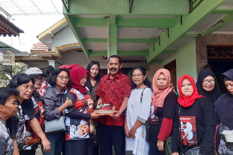 Ketua DPC PDI-P Solo FX Hadi Rudyatmo merayakan Hari Ulang Tahun (HUT) ke-63 di kediamannya Pucangsawit, Jebres, Solo, Jawa Tengah, Senin (13/2/2023).