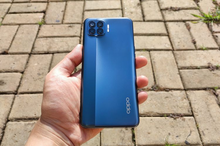 Tampilan punggung Oppo Reno4 F yang bisa berubah warna. Cangkangnya, meski berbahan dasar polikarbonat, masih terkesan mewah lantaran mampu memantulkan cahaya ketika dilihat dari berbagai sisi.

Ponsel ini sendiri hadir dalam dua varian warna, yakni Matte Black dan Metallic White. Varian yang kami jajal, yakni Matte Black, sebenarnya bukan berwarna hitam, melainkan biru dongker yang dipadukan dengan gradasi warna biru metalik.

Karena masih mengusung warna bernuansa metalik, tak aneh apabila cangkang Reno4 F tidak ramah dengan bekas sidik jari. Namun, permukaan punggung tidak terlampau licin, sehingga masih nyaman untuk dipakai berlama-lama, kecuali tangan berkeringat.  