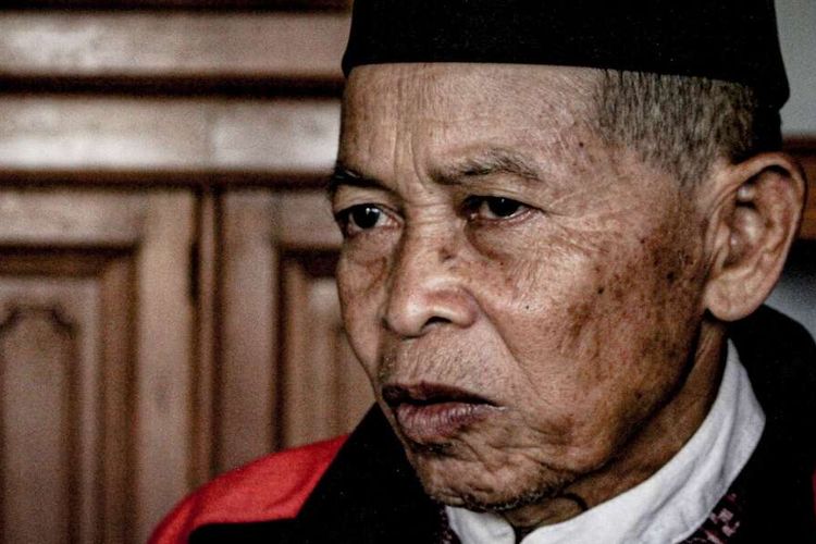 Hadjar Safudin (75) seorang guru honorer yang mengabdi 52 tahun di SD Negeri Babakan Sirna, Bandung Barat.