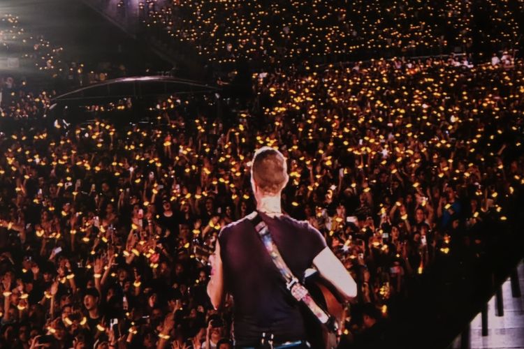 Suasana panggung dari depan ketika vokalis Coldplay, Chris Martin membawakan lagu berjudul Yellow