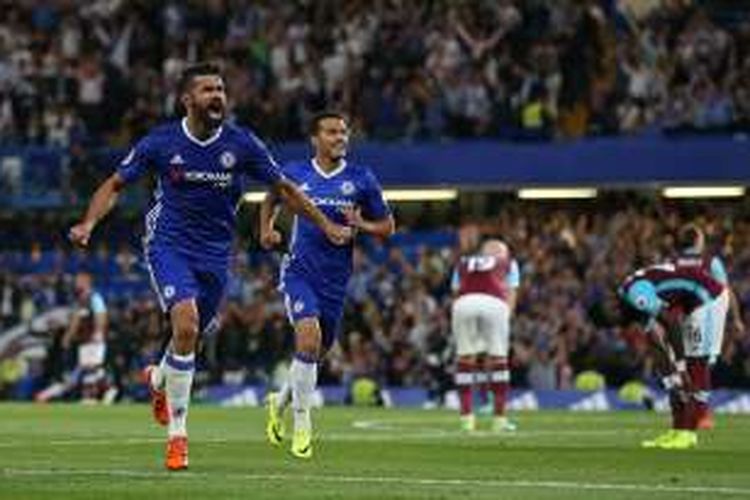 Striker Chelsea, Diego Costa, merayakan golnya ke gawang West Ham United pada partai Premier League di Stadion Stamford Bridge, Senin (15/8/2016).