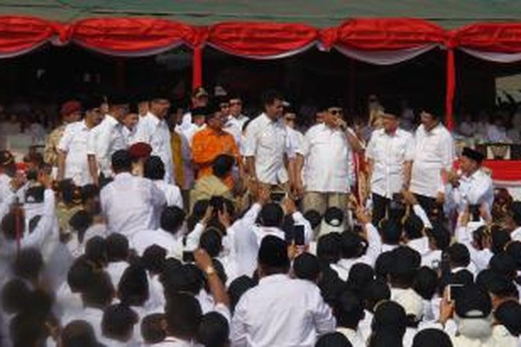 Petinggi dan kader Partai Gerindra mendengarkan orasi Ketua Umum Partai Gerindra Prabowo Subianto ketika orasi di DPP Gerindra